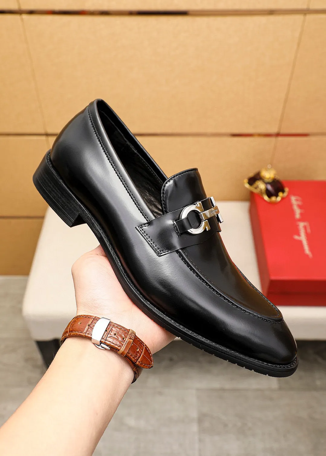 Men's shoes 💰460 💐 Product trademark: Ferragamo "Ferragamo" casual leather shoes Regular size: 39-44 (38.45.46🉑️Customized) Product materials: Selected imported open-edge beaded cowhide leather upper + classic hardware buckle, imported water-dyed cowhide leather lining. Strong three-dimensional visual effect, combined outsole Color: 2⃣️colors available